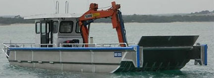 Bote de trabajo en aluminio con cabina y grúa a bordo