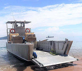 Bote de desembarco en aluminio con rampa frontal cargado en la costa