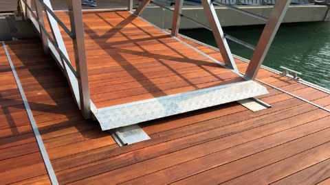 Cubierta de madera plástica instalada sobre un muelle flotante de aluminio