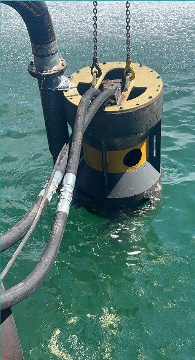 Equipo de dragado vertical trabajando dentro del agua de una marina