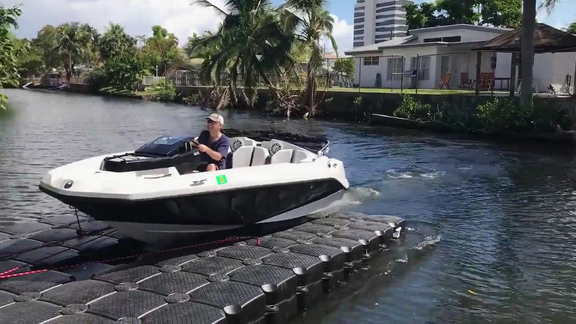 Embarcación subiendo a una plataforma JetDock en un canal