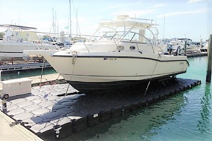 Embarcación deportiva en seco sobre plataforma JetDock