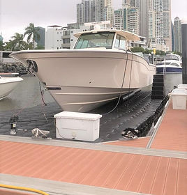 Embarcación en seco sobre una plataforma flotante JetDock en una marina