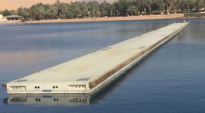 Módulo de muelle flotante de concreto instalado en el agua