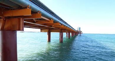 Muelle sobre dinteles y pilotes visto desde el nivel del agua