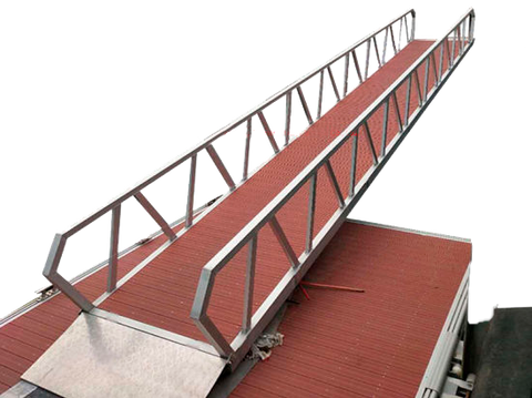 Instalación de una pasarela abisagrada de aluminio en una marina