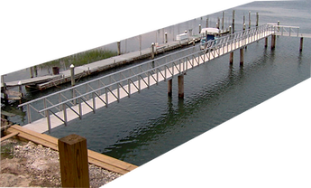 Pasarela sobre pilotes que conecta la orilla con un muelle