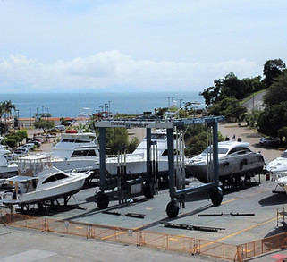 Patio de botes con embarcaciones en tierra y grúas de izado