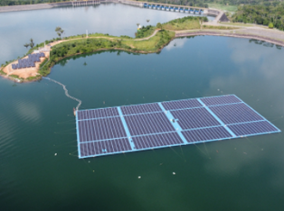 Plataforma de paneles solares flotantes sobre un cuerpo de agua